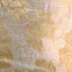 🌹 VANILLA & GOLD ROSES TABLECLOTH 68 X 50